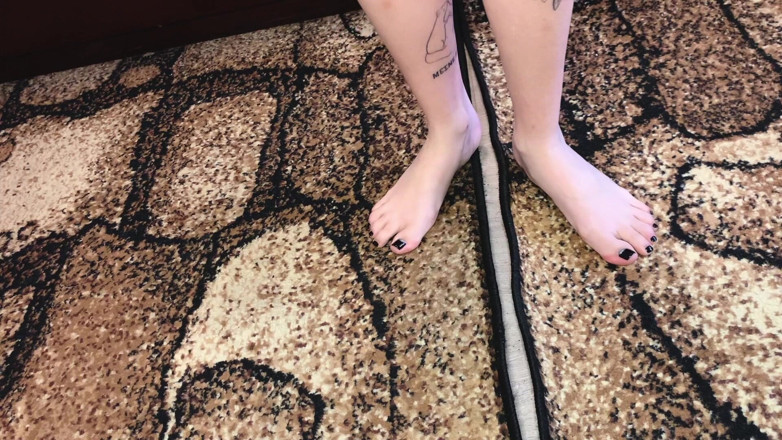 Eva Deva: Fußfetisch Turnschuhe Socke und nackte Füße / sfw