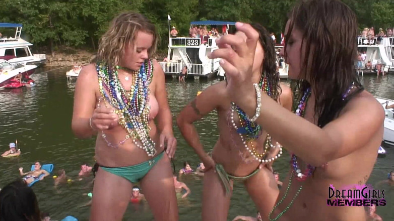Dream Girls: Gorąca impreza coeds całkowicie naga w jeziorze Ozarks