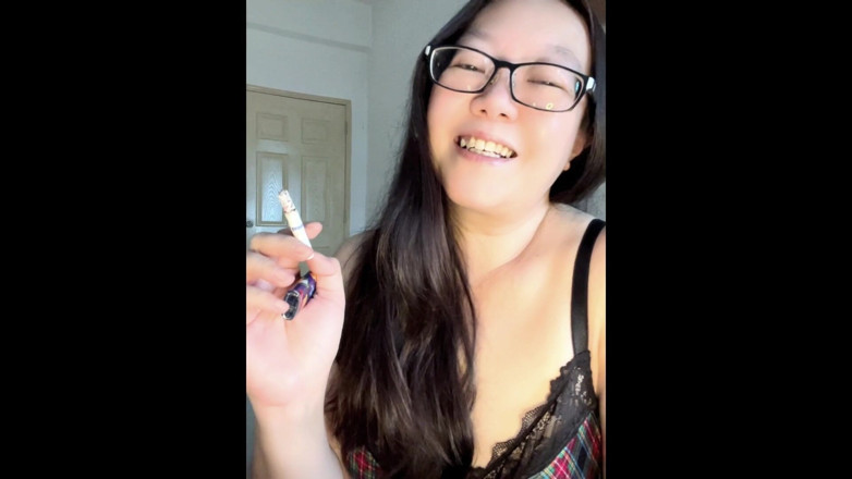 Smoking Asian: Darkside sigara içen Asyalı gooning wheezing, öksürüyor, üstsüz orta yaşlı seksi kadın...