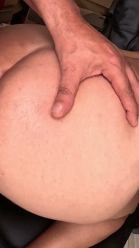 Quando questa ragazza prosperosa arriva qui alla villa, vuole prendersi la culata tutto il tempo