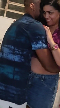 Cadela enviou seu marido ao mercado para fazer sexo com outro homem na cama do corno