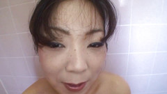 Asiatiques: Sexy milfka v koupelně kouří péro
