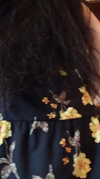 Ich weiß, dass du immer tiefer in meinen arsch verliebst, schau einfach zu, wie ich dich damit im Sonnenkleid necke und mir sag, ho