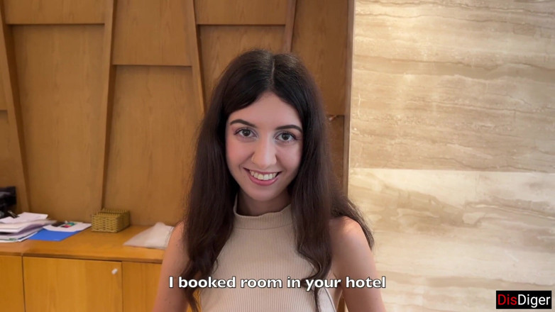 Dis Diger: Hotel Room Service - Hostess a fost de acord să facă...