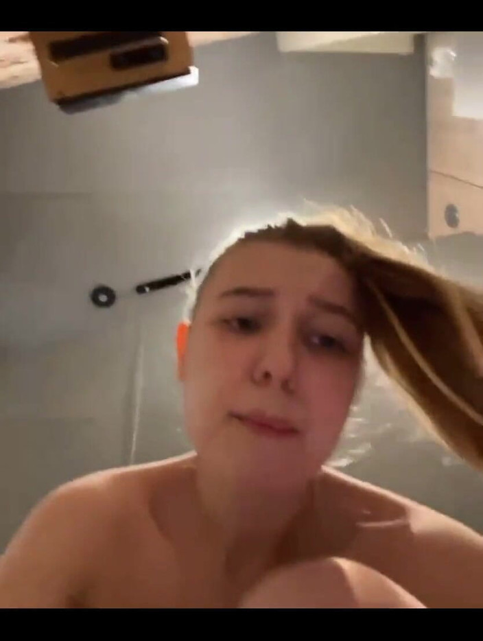 JuiceLussie: 第一次在公共场合潮吹