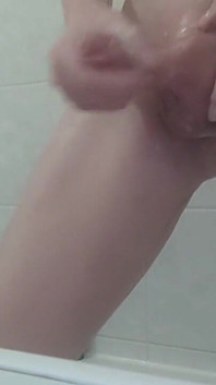 Rasier meine eier und arsch, penispumpe, masturbation, rasiermesser und bürste in meinen arsch. Finger mein arschloch und komm.