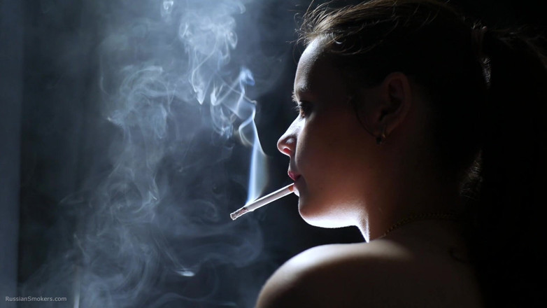 Russian Smokers: สาวสีผมบรูเน็ตเปลือยกายสูบบุหรี่ในละคร