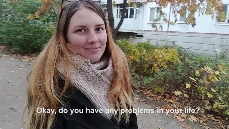 SweetAndFlow: Een studente geneukt bij de ingang