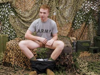 Active Duty: जिंजर सोल्जर फ्लिप साँवली भर्ती एड्रियन हार्ट को चोदता है - ActiveDuty