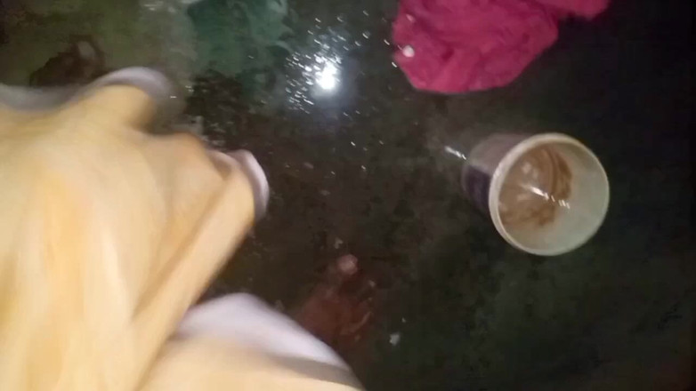 Priyanka314: Tamilská tetička se koupe porno video na vesnici