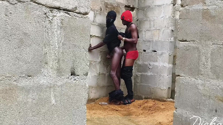Dickass3x: Zenci sümüklü beli tamamlanmamış bir binanın duvarına sikiliyor