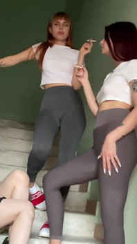 Des filles badass humilient une salope lesbienne - crachats et cendrier humain, lezdom coquin