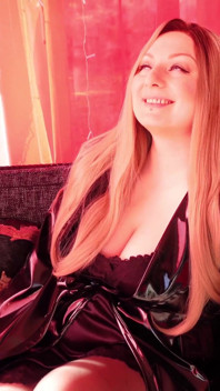 Masturbation vaginale et anale en solo ! Orgasmes torrides et selfpleasure ! Une MILF excitée à gros cul !