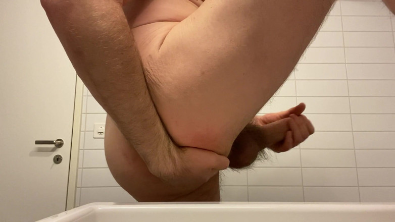 Beardedcummer: Der behaarte bär massiert prostata, kommt und isst milch