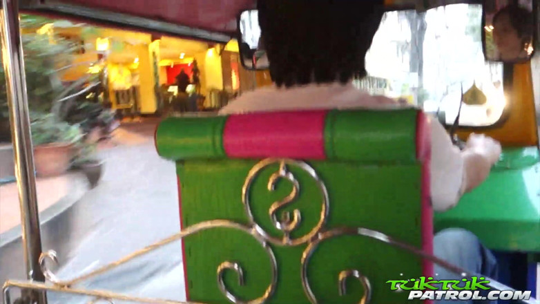 Trike Patrol - Tuk Tuk Patrol: La ragazza tailandese con culo grosso gestisce il cazzo
