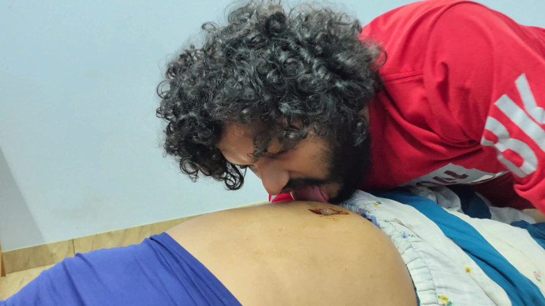 Vaigavarun45: BDSM mano legata e lecca il cioccolato dal buco dell'ombelico