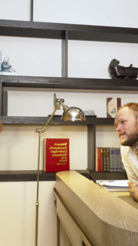 Ich füllte die Muschi der saftigen Sekretärin rechts im Büro.