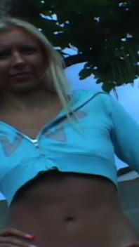 Une blonde bronzée se fait draguer et baiser sur le canapé orange