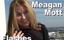 Edge Interactive Publishing: 젖탱이와 끈을 깜박이는 Meagan Mott