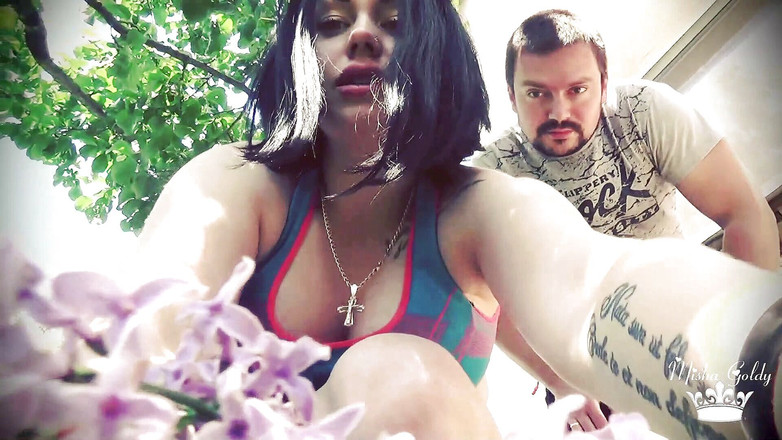 Goddess Misha Goldy: 用我们的巨大身体和大脚在户外折磨和粉碎一个小男人