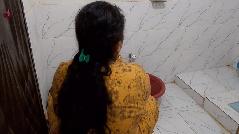 QueenbeautyQB: Mẹ kế Ấn Độ làm tình trong phòng tắm