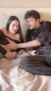 Dívka nechtěně ukáže své kozy cizinci ze seznamovací aplikace a on nemůže odolat tvrdému šukání