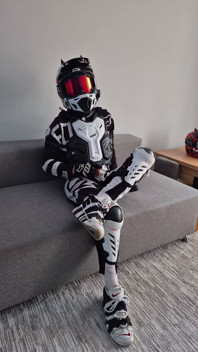 Motocyklista w Gear spust gorąco na siebie
