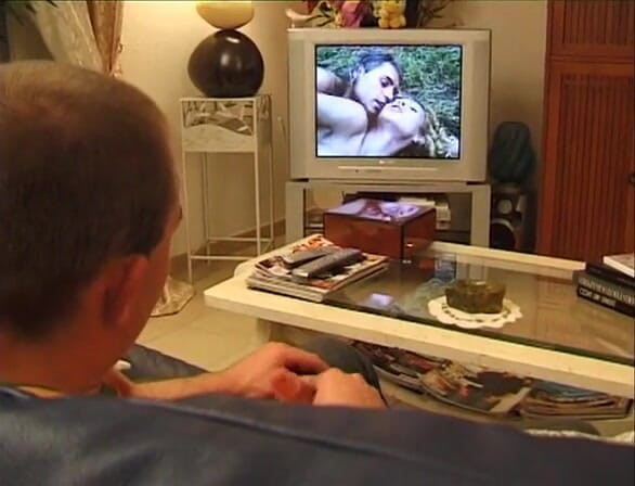 European Classics: Iubita îl prinde pe iubitul ei uitându-se la porno homosexual și decide...