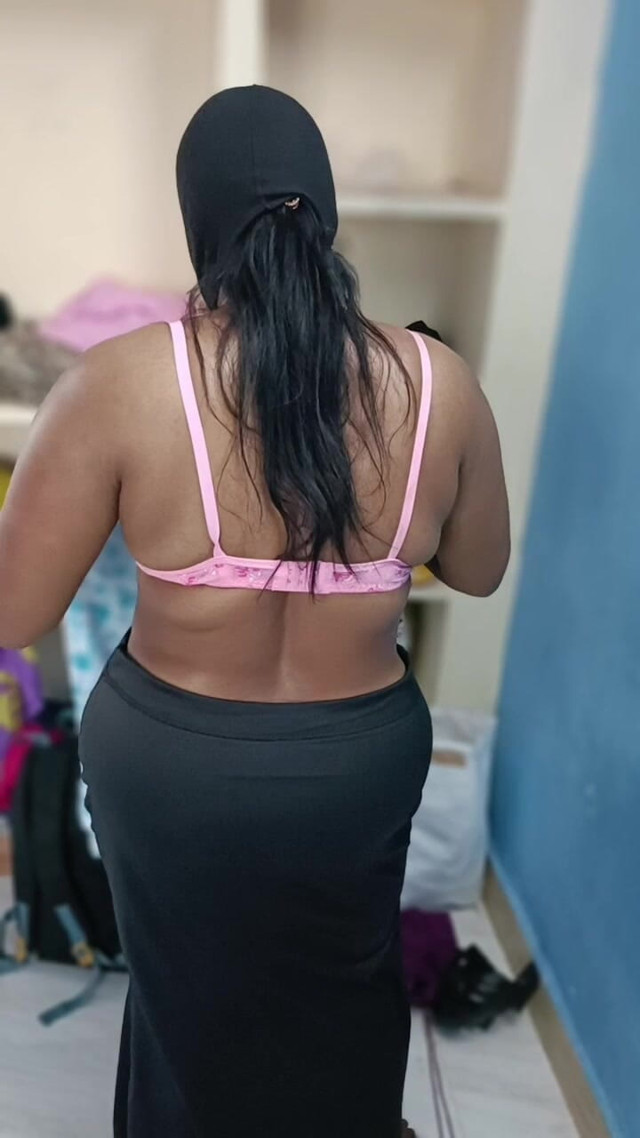 Saree Wearing Hot New Aunty (Tamil lesbian) Saree Wearing Hot New Aunty (Tamil lesbian)