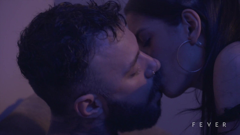 Fever Films: Morena follando por primera vez con estrella porno