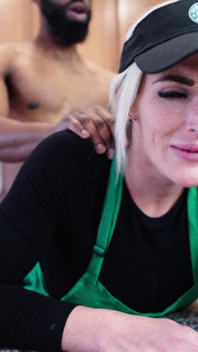 Prsatá Starbucks Barista stříká celé velké černé péro a polyká mrdku během své směny!!