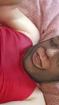 Sissy kencing dan menggoyangkan wajahnya