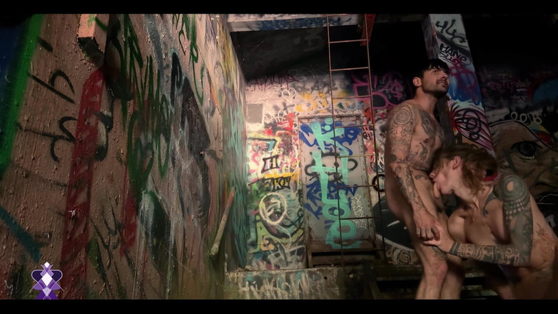 Gray Perrier: 变性女孩在一个废弃的动力装置中公开操一个变性人