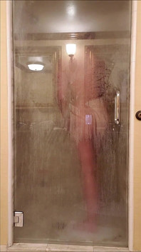 Sprchový rozhovor v hotelovém apartmá