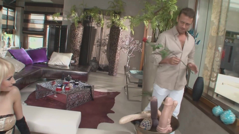 Rocco Siffredi porn: Блондинка бере два лежачих члена в свої дірки