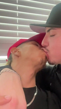 Une grosse bite se fait baiser par un papi bien monté