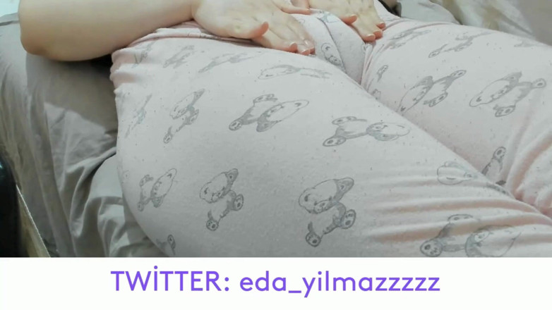 bigass_sexy_bigboobs: Camel toe - masturbation en pyjama - chatte gonflée - chatte gonflée - grosse...
