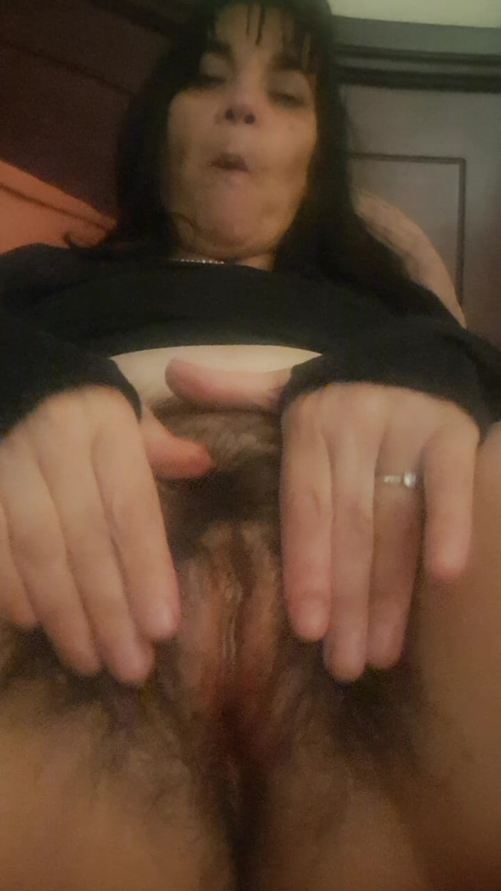 Mommy big hairy pussy: MILF uwielbia swoją owłosioną cipkę