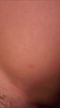 Bruneta norocoasă a făcut sex în grup tare în pizdă de aproape