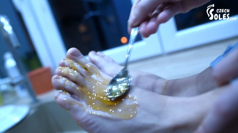 Czech Soles - foot fetish content: Gołe stopy w miodzie, fetysz stóp yummy POV!