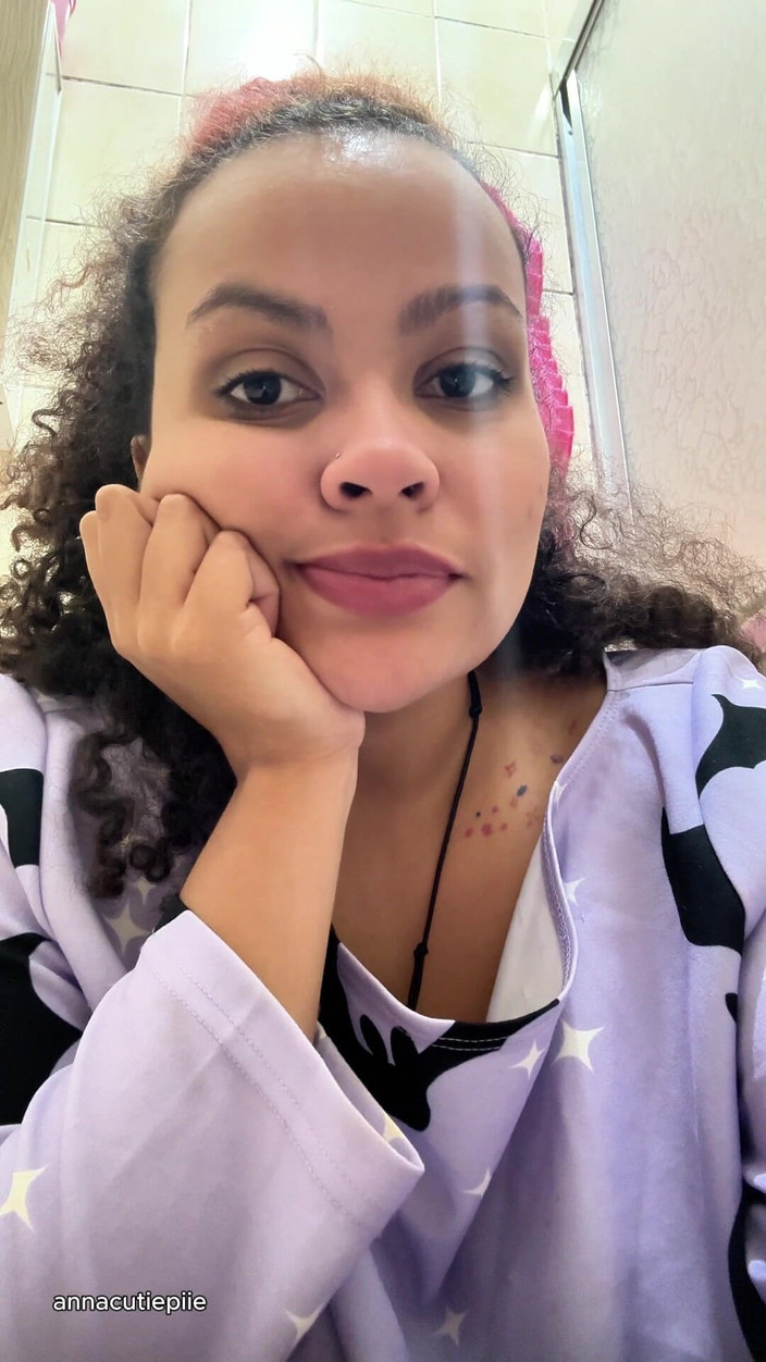 Cutiepiie Chubby: 上厕所和的不耐乳汁的女孩