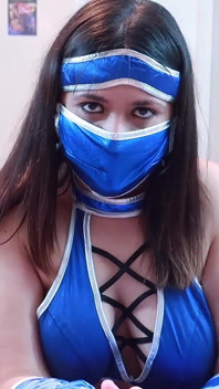 Kitana रसदार लंड चूसती है