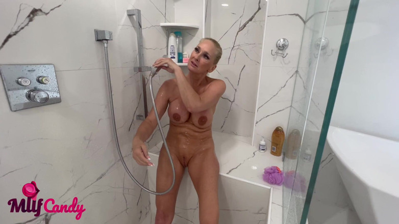 MilfCandy: L’heure de la douche avec la milf star du porno...