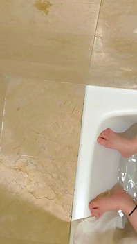Tôi đã ghi lại cảnh chị kế của tôi thủ dâm trong khi tắm