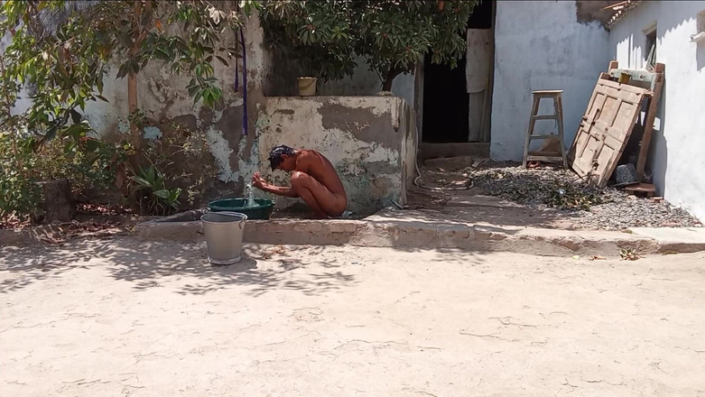 Mukesh Solanki: Mukesh Solanki fa il bagno