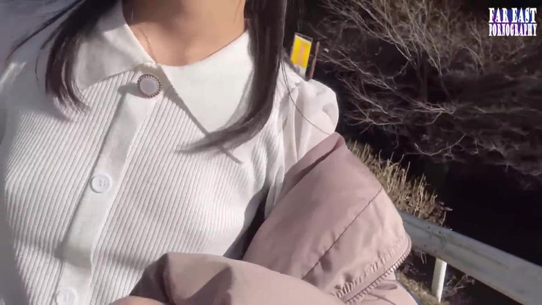 Far East pornography: Kalabalık gözlerin dik uçlarında ateşli, sıkı bir tepenin ateşlendiği çıplak meme...