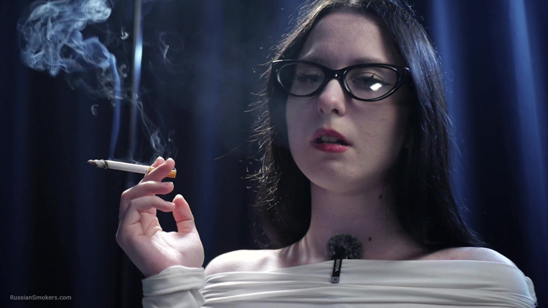 Russian Smokers: Seducción de fumar - intrigante dama en blanco 2 rojas seguidas
