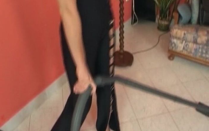 Enjoy German porn: Birinci sınıf Alman kaltaklar lez eyleminde büyük dildo paylaşıyor
