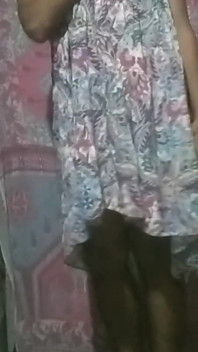 Sissy mit kleinem schwanz beim crossdressing