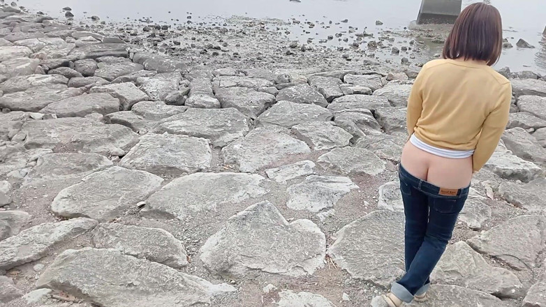 Mayumi Kanzaki: Pendedahan luar dalam seluar jeans bertingkat ultra rendah